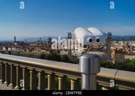 Italien, Toskana, Florenz, Nahaufnahme eines Münzfernglases mit Blick auf die Stadt Stockfoto