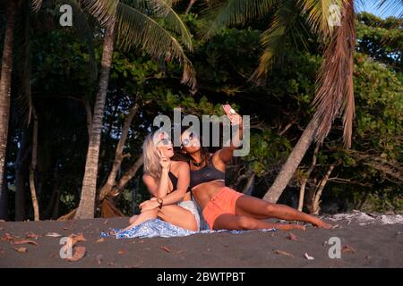 Zwei glückliche Frauen, die Selfie am Strand machen, Costa Rica Stockfoto