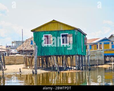 Benin, Atlantique Department, Ganvie, Tilt Häuser am Ufer des Nokoue Sees Stockfoto