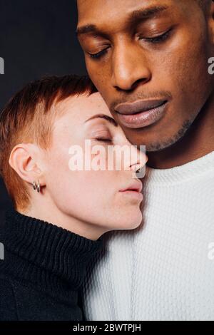 Studio-Portrait von liebevollen gemischten Rennpaar Stockfoto