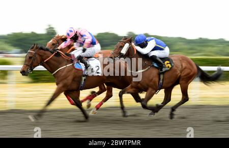 Han Solo Berger geritten von George Wood (links) auf dem Weg zum Gewinn der Unibet Money Back Free Bet If Second Handicap auf der Rennbahn Kempton. Stockfoto