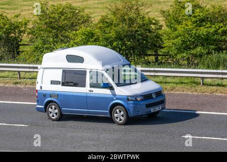 2015 blau VW Volkswagen Transporter T28 Startline; Fahrzeugverkehr bewegende Fahrzeuge, Autos fahren Fahrzeug auf britischen Straßen, Motoren, Wohnmobile, Autofahren auf der Autobahn M6 Stockfoto