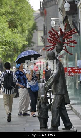 Peking, China. Juni 2020. Die Menschen besuchen die Qianmen Straße in Peking, der Hauptstadt Chinas, am 3. Juni 2020. Kredit: Li Xin/Xinhua/Alamy Live News Stockfoto