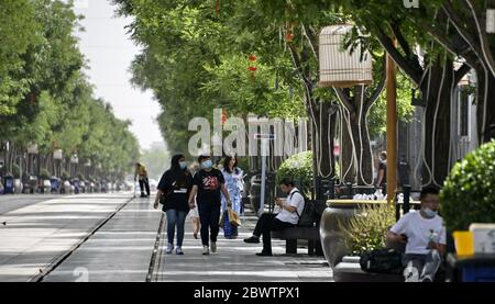 Peking, China. Juni 2020. Die Menschen besuchen die Qianmen Straße in Peking, der Hauptstadt Chinas, am 3. Juni 2020. Kredit: Li Xin/Xinhua/Alamy Live News Stockfoto