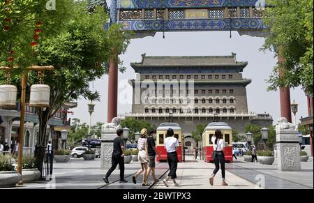 Peking, China. Juni 2020. Die Menschen besuchen die Qianmen Straße in Peking, der Hauptstadt Chinas, am 3. Juni 2020. Kredit: Li Xin/Xinhua/Alamy Live News Stockfoto