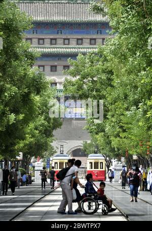 Peking, China. Juni 2020. Die Menschen besuchen die Qianmen Straße in Peking, der Hauptstadt Chinas, am 3. Juni 2020. Kredit: Li Xin/Xinhua/Alamy Live News Stockfoto