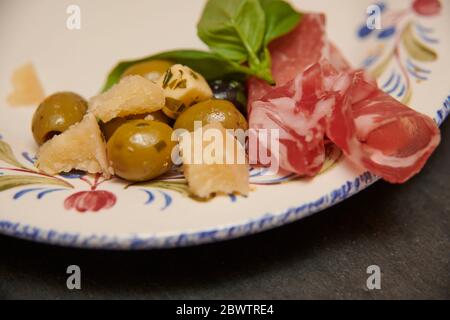 Antipasti von Salami-Oliven und Parmesan-Käse auf einem Holz Stockfoto