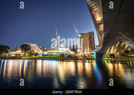Adelaide City bei Nacht. Der Fluss Torrens in Adelaide. Stockfoto
