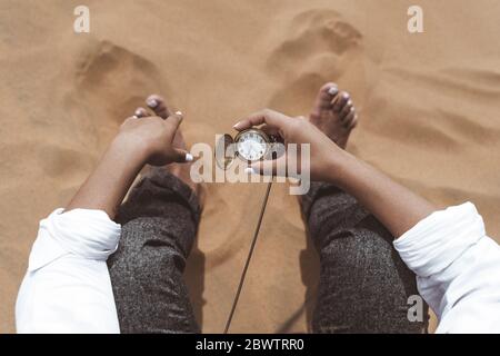 Frau Hand hält alte Taschenuhr, Merzouga Wüste, Marokko Stockfoto