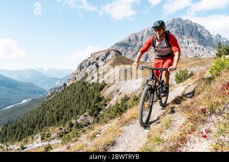 Mann auf dem Mountainbike, Münstertal, Graubünden, Schweiz Stockfoto