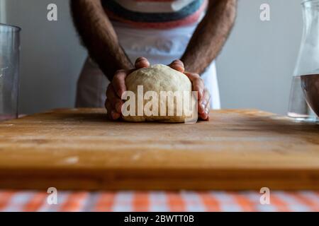 Ansicht des Knetens von Teig durch den Mann Stockfoto