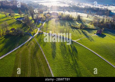 Deutschland, Bayern, Gaissach, Drohne Blick auf die grüne Landschaft im Frühjahr Stockfoto
