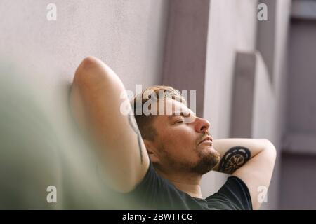 Porträt eines bärtigen Mannes, der eine Pause hat Stockfoto