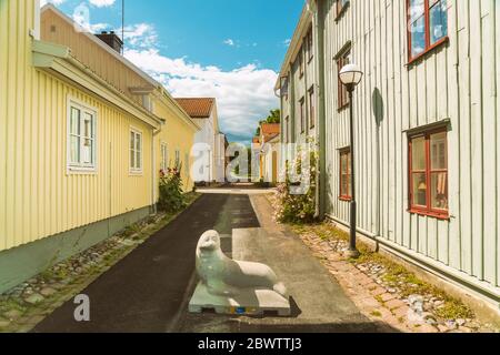 Schweden, Smaland, Vastervik, Seal Skulptur mitten in einer leeren Stadtallee Stockfoto