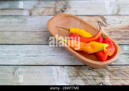 Präsentation von peruanischen scharfroten Chilischoten (Aji Limo) Stockfoto