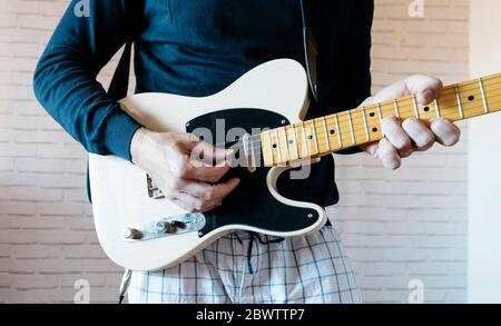 Crop Ansicht des Mannes, der E-Gitarre spielt Stockfoto
