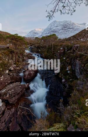 Zerklüftete schlucht in Torridon mit Beinn Damh hinter, Highland Scotland Stockfoto