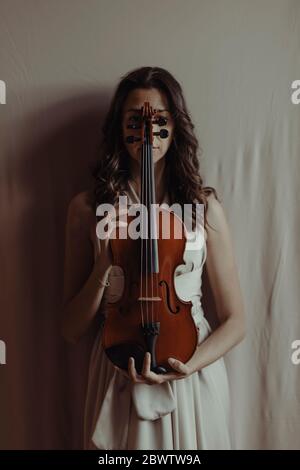 Frau Holding Violine Stockfoto