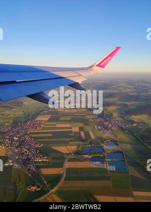 München, 28. Juni 2019: Airbus A321 von Wizz Air fliegt über die Stadt in Deutschland. Stockfoto