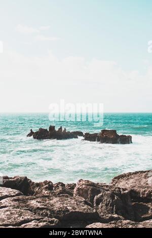 Portugal, Lissabon, Sintra, Küste der Kap Cabo da Roca mit klarer Horizontlinie über dem Atlantik im Hintergrund Stockfoto