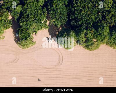 Indonesien, Bali, Nusa Dua, Luftbild von grünen Bäumen entlang des Sandstrands Stockfoto