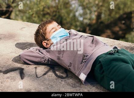 Portrait des Jungen mit geschlossenen Augen tragen schützende Entspannung an einer Wand Stockfoto