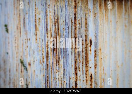 Rostiger Zaun aus Metallstangen in weißer Farbe lackiert, strukturierter Hintergrund Stockfoto