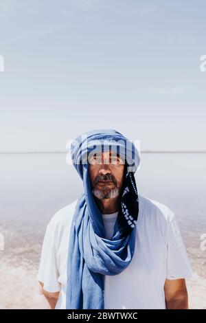 Mann in der Wüste von Merzouga vor dem See, Marokko Stockfoto