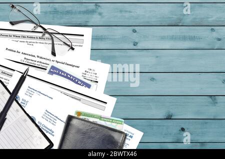 USCIS Form I-360 Petition für amerikanische, Witwer oder spezielle Einwanderer liegt auf flachen Bürotisch und bereit zu füllen. US-Staatsbürgerschaft und Immigratio Stockfoto