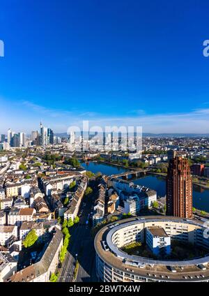 Deutschland, Hessen, Frankfurt, Helikopter-Ansicht des klaren blauen Himmels über dem Wohnviertel der Flussstadt Stockfoto