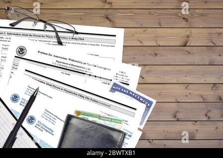 USCIS Form I-360 Petition für amerikanische, Witwer oder spezielle Einwanderer liegt auf flachen Bürotisch und bereit zu füllen. US-Staatsbürgerschaft und Immigratio Stockfoto