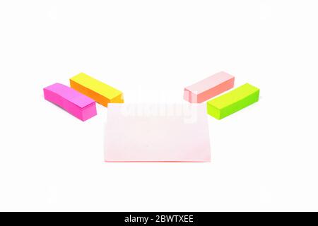 Isoliertes farbiges Notizblock-Papier auf weißem Hintergrund. Stockfoto
