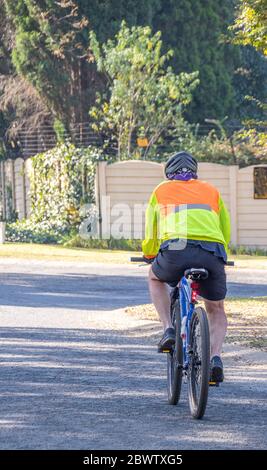 Alberton, Südafrika - ein nicht identifizierter Erwachsener, männlicher Radfahrer, der während des Übungsfensters in der nationalen Sperre für eine morgendliche Fahrt unterwegs ist Stockfoto