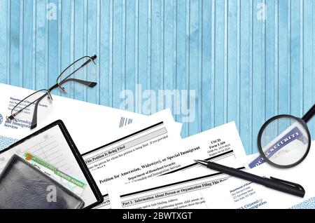 USCIS Form I-360 Petition für amerikanische, Witwer oder spezielle Einwanderer liegt auf flachen Bürotisch und bereit zu füllen. US-Staatsbürgerschaft und Immigratio Stockfoto