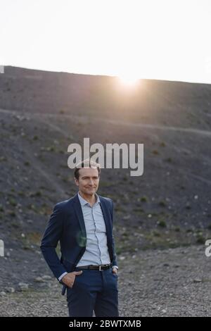 Porträt eines selbstbewussten reifen Geschäftsmannes auf einem stillvollen Minentipp Stockfoto