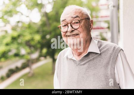 Porträt von lächelnden senior Mann mit Brille Stockfoto