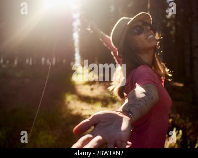 Glückliche Frau auf einer Waldlichtung im Hintergrund, Swellendam, Südafrika Stockfoto