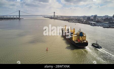 Mosambik, Maputo, Luftaufnahme des Containerschiffes verlassen Stadt Stockfoto