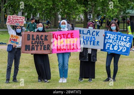 London, Großbritannien. Juni 2020. Protestler reagieren auf den Tod von George Floyd, in Minneapolis letzte Woche, indem sie im Hyde Park als Teil eines Tages der Aktion gegen Diskriminierung zusammentreffen. Der 46-jährige Afrikanerich wurde gefilmt, als ein weißer Polizist fast neun Minuten lang auf seinem Hals kniete. Die Lockerung der "Lockdown" geht weiter für den Ausbruch des Coronavirus (Covid 19) in London. Kredit: Guy Bell/Alamy Live News Stockfoto