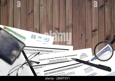 USCIS Form I-360 Petition für amerikanische, Witwer oder spezielle Einwanderer liegt auf flachen Bürotisch und bereit zu füllen. US-Staatsbürgerschaft und Immigratio Stockfoto