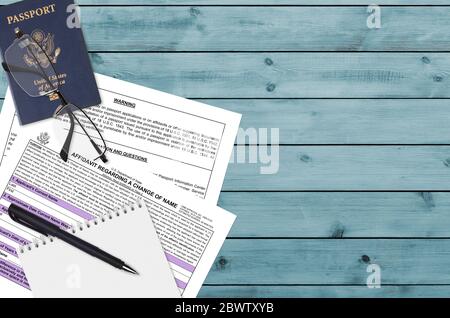 Staatsministerium Form DS60 eidesstattliche Erklärung über eine Änderung des Namens liegt auf dem Tisch und bereit zu füllen. Papierkram während der Operationen mit US Passport Conce Stockfoto