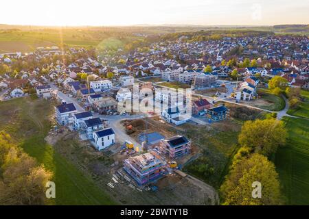 Deutschland, Baden-Württemberg, Waiblingen, Luftaufnahme eines modernen Vorortes bei Sonnenuntergang Stockfoto