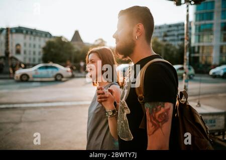 Glückliches junges Paar zu Fuß in der Stadt, Berlin, Deutschland