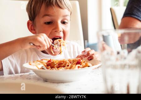 Porträt des Jungen essen Spaghetti Stockfoto