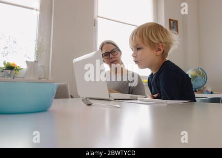 Mutter zu Hause Schulbildung ihren Sohn Stockfoto