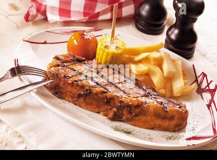 Gegrilltes Rindersteak mit Pommes frites Stockfoto