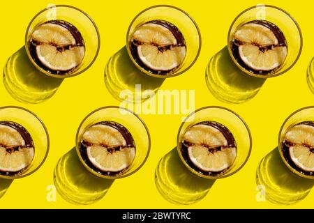 Muster aus Reihen von Cola-Gläsern mit Zitronenscheiben Stockfoto