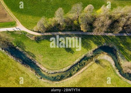 Deutschland, Baden-Württemberg, Lautertal, Luftbild der Landschaft Schotterstraße entlang der kurvenreichen Großen lauter Stockfoto