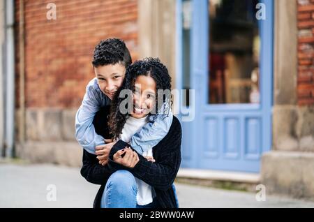 Porträt der glücklichen Mutter und ihres Sohnes auf der Straße Stockfoto