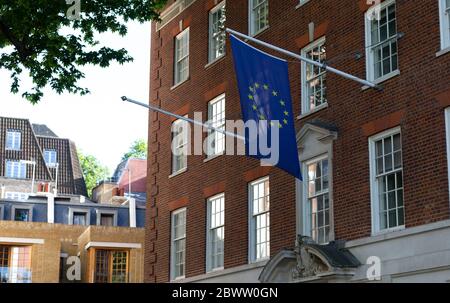 London, Großbritannien. Mai 2020. Das am 28. Mai 2020 aufgenommene Foto zeigt das Verbindungsbüro des Europäischen Parlaments im Vereinigten Königreich in London, Großbritannien. Großbritannien und die Europäische Union haben am Dienstag eine vierte Verhandlungsrunde über ein Handelsabkommen nach dem Brexit begonnen. Die Verhandlungsführer aus London und Brüssel werden in der kommenden Woche über Video-Link intensive Gespräche führen. Kredit: Han Yan/Xinhua/Alamy Live News Stockfoto